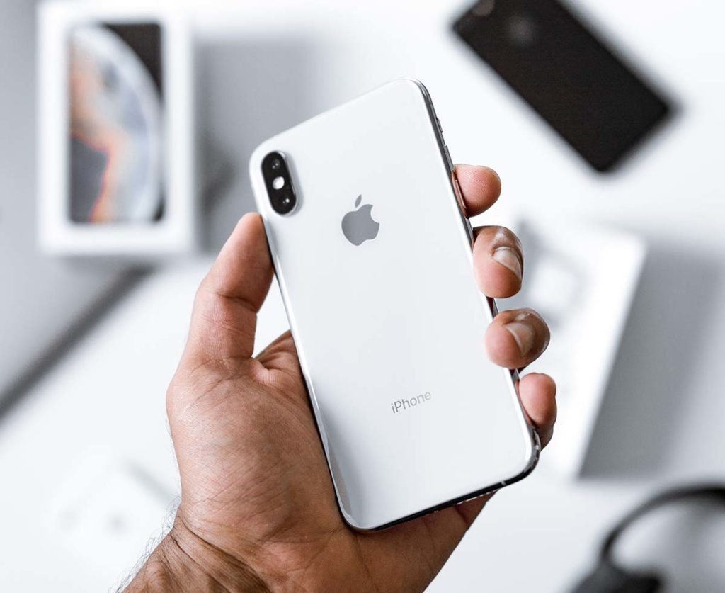 Das iPhone ist ein Smartphone, das erstaunlich lange hält und dadurch sehr wertstabil ist (Foto: Kevin Bhagat/Unsplash).