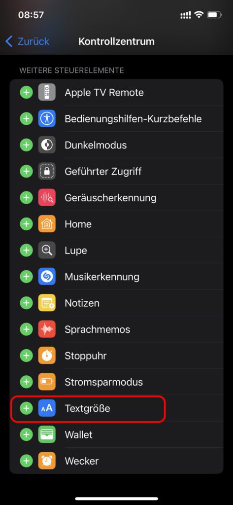 Wählt am Apple iPhone Einstellungen -> Kontrollzentrum aus, um die Textgröße-Option hinzuzufügen. Anschließend könnt ihr die App-Schriftgröße individuell anpassen, ohne dass die Einstellung systemweit übernommen wird.