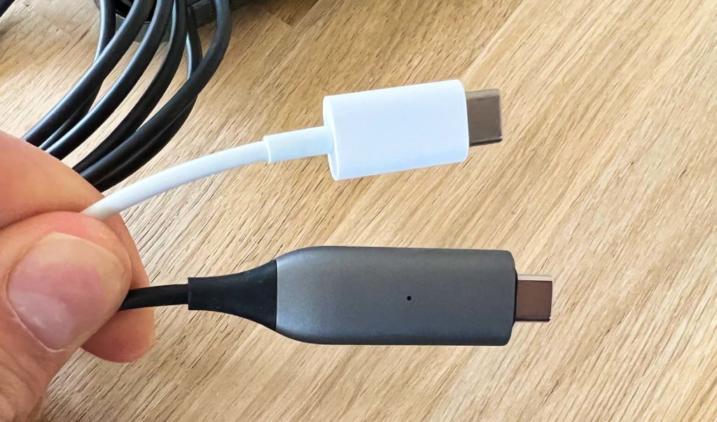 Ein Hinweis noch: Der Stecker am Ladekabel ist beim Satechi Kabel deutlich größer als beim Apple Kabel. Dafür hat das Satechi Kabel auch eine winzige LED eingebaut, welche den Ladestatus anzeigt.