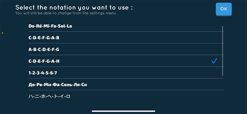 In der App kann man aus unterschiedlichen Notationen wählen und findet natürlich auch das in Deutschland übliche C-D-E-F-G-A-H.