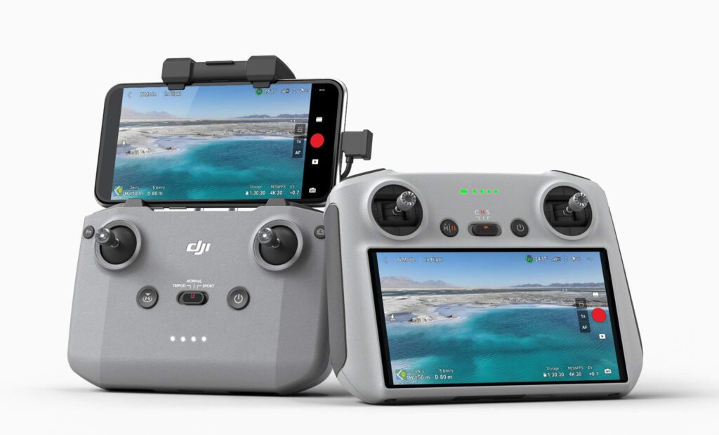 Mit der Mini 3 Pro kann man entweder den Controller links nehmen, welcher ein Smartphone erfordert. Ich habe mir den neuen Controller (rechts) mit bestellt, welcher ein integriertes 5,5 Zoll Display besitzt und im Prinzip ein Android-System mit der vorinstallierten DJI App darstellt.