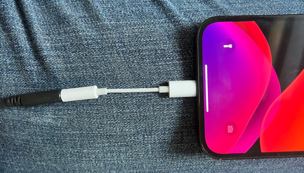 Um die OneOdio Monitor 60 an ein iPhone anzuschließen, benötigt man einen Lightning-auf-Aux-Adapter. Und der beste, den ich bisher finden konnte, ist der originale von Apple.