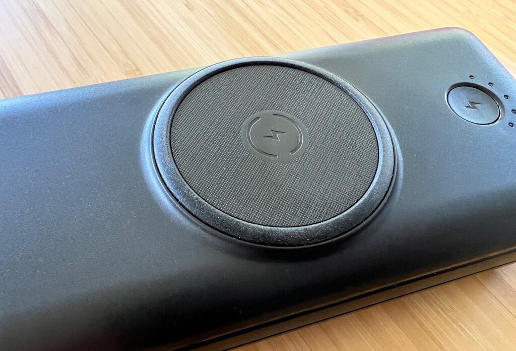 Die JIGA Powerbank hat auf der Oberseite ein Qi-Charging-Pad, welches sich aktiviert, wenn man den Button drückt, mit dem auch der Akkustatus abgefragt wird.