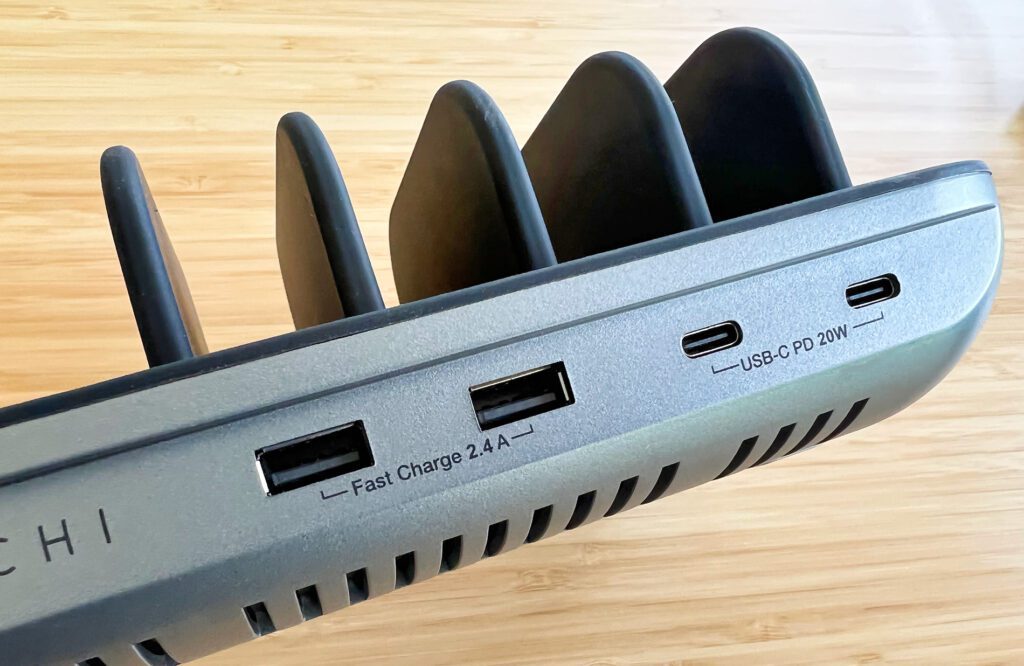 Hier sieht man die zwei USB-A- und USB-C-Ports, welche an der Satechi USB-Ladestation verbaut sind.