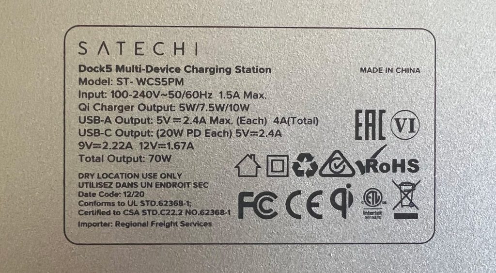 Ein paar der technischen Daten sind auf der Unterseite des Satechi Dock5 aufgedruckt.