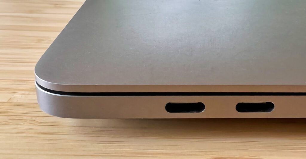 Schon seit Jahren verfügen die MacBook Modelle von Apple über USB-C-Anschlüsse, die Thunderbolt 3 unterstützen (Foto: Sir Apfelot).