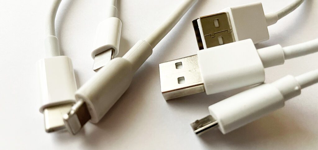 Hier erfahrt ihr, wie ihr echte und gefälschte Apple-Ladekabel erkennen könnt. Denn originale sowie MFi-zertifizierte Kabel haben bestimmte Merkmale, an denen man sie erkennen kann. Diese fehlen bei Fälschungen und nicht zertifiziertem Zubehör. Foto: Sir Apfelot