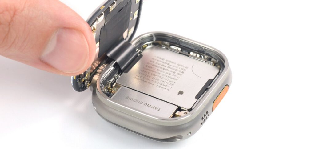 In diesem Beitrag findet ihr den Apple Watch Ultra Teardown von iFixit mit Kommentaren zur Reparierbarkeit und zu einzelnen Features der neuen Smartwatch. Zwei Kommentare versuche ich durch umfangreichere Testberichte ins Verhältnis zu setzen.