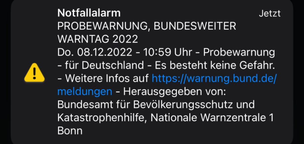 Eine der beiden identisch lautenden Warnmeldungen, die auf dem Sperrbildschirm des iPhones auftauchten. Cell Broadcast DE-Alert Warntag 2022, Screenshot am iPhone 12 Pro unter iOS 16.1.2