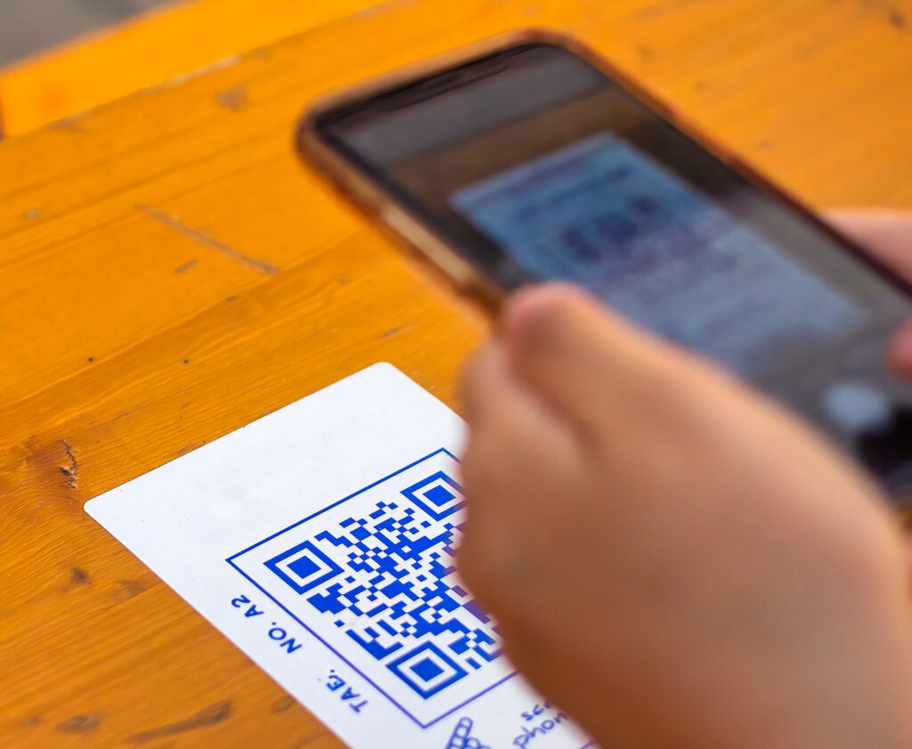 Ein Wifi-QR-Code ist eine unkomplizierte Möglichkeit, um komplizierte WLAN-Zugangsdaten an Besucher oder Bekannter weiterzugeben (Foto: Unsplash).