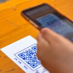 Ein Wifi-QR-Code ist eine unkomplizierte Möglichkeit, um komplizierte WLAN-Zugangsdaten an Besucher oder Bekannter weiterzugeben (Foto: Unsplash).