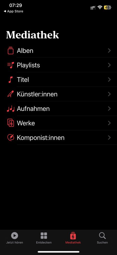 In der Mediathek lassen sich die gespeicherten Inhalte gut sortiert einsehen und für die Wiedergabe auswählen. Einen "Geladen"-Punkt gibt es dabei aber nicht. Die klassische Musik kann in der neuen Apple-App ausschließlich gestreamt werden.