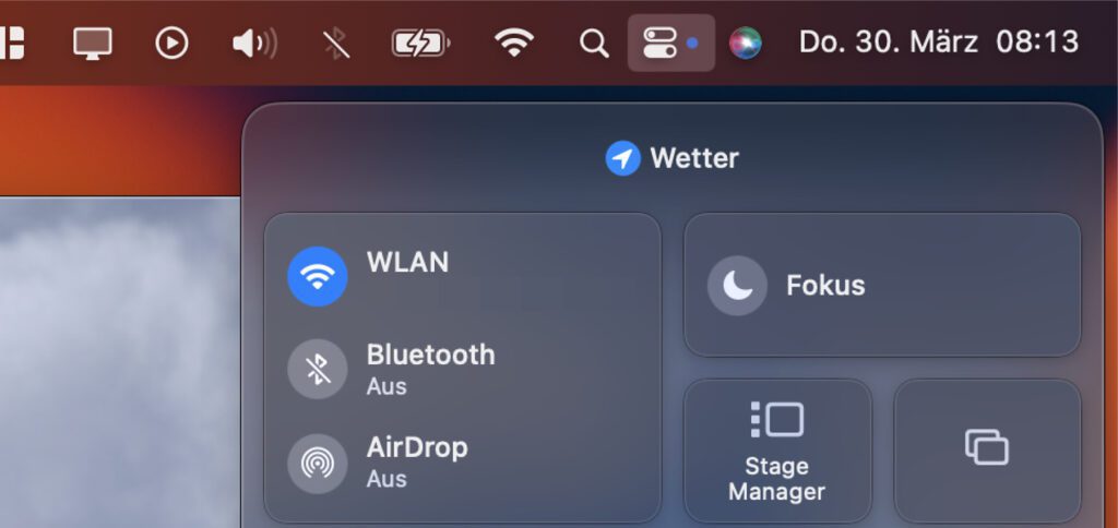 Fragt z. B. die Wetter App euren Standort ab, um dafür die Vorhersage anzeigen zu können, weist ein blauer Punkt in der Menüleiste von macOS darauf hin.