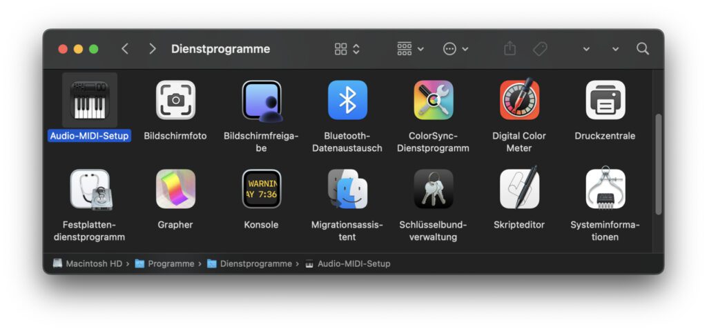 Die Audio-MIDI-Setup App ist ein fester Bestandteil von macOS. Die vorinstallierte Software kann für integrierte Lautsprecher, Audio-Software, Instrumente sowie für Kopfhörer und Lautsprecher genutzt werden. Es lassen sich individuell und detailliert die passenden Audio-Einstellungen vornehmen.