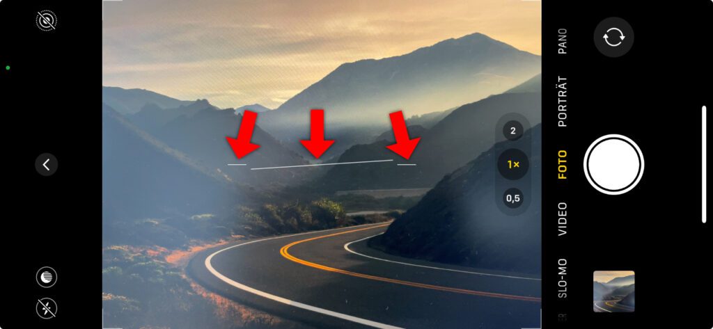 Mit aktivierter Wasserwaage wird euch in der Kamera App angezeigt, wenn ihr das iPhone schräg haltet. Haltet ihr es gerade, dann werden die weißen Linien zu einer gelben Linie, die anschließend verschwindet.