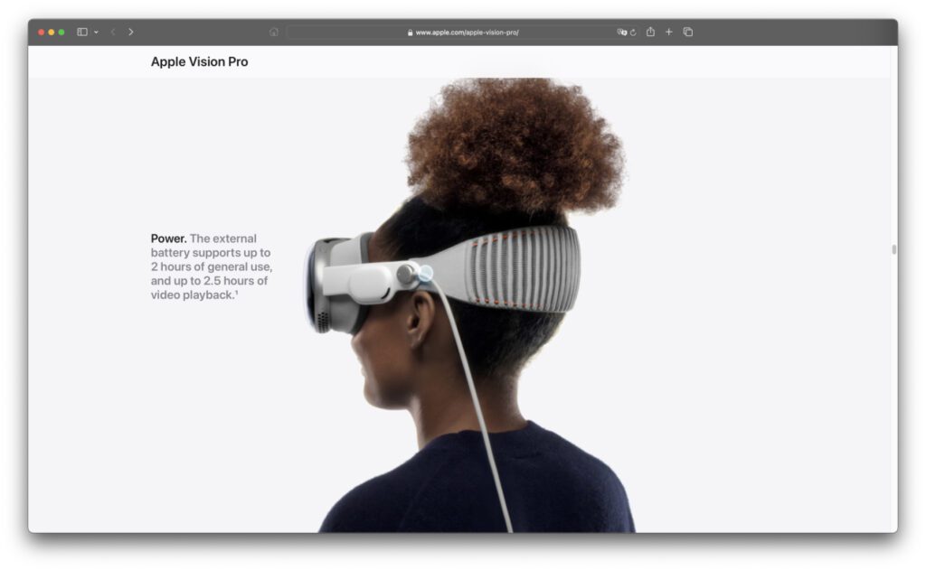 Scrollt man durch die Produktseite der Apple Vision Pro, dann bekommt man diesen Hinweis zur Akkulaufzeit. Die dazugehörige Fußnote konkretisiert die Angaben etwas.