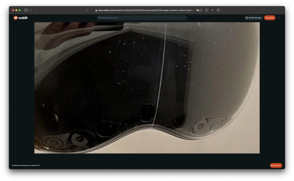 An einigen Modellen der Apple Vision Pro kommt es zu einem geraden Riss im Frontglas, der von unten nach oben verläuft. Es gibt bereits Diskussionen zur Ursache sowie Berichte aus dem Apple Store. Nur ein offizielles Statement und eine Handlungsanweisung für die Angestellten seitens des Herstellers fehlen noch.