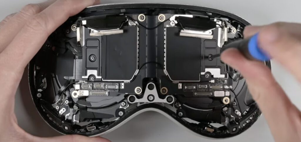 Der Apple Vision Pro Teardown von iFixit zeigt, wie komplex der Aufbau des Spatial Computers ist. Zudem wird auf die Tricks des Außendisplays eingegangen. Bild: iFixit / YouTube