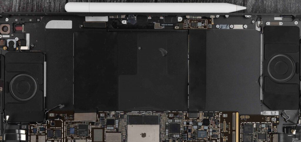 Der iFixit-Teardown der neuen Apple-Hardware zeigt, dass sich beim iPad Pro eine in kleinen Schritten vollzogene Verbesserung zeigt. Ist aber beim Apple Pencil Pro der Akku hinüber, ist das Gerät Elektroschrott. Bildquelle: iFixit.com