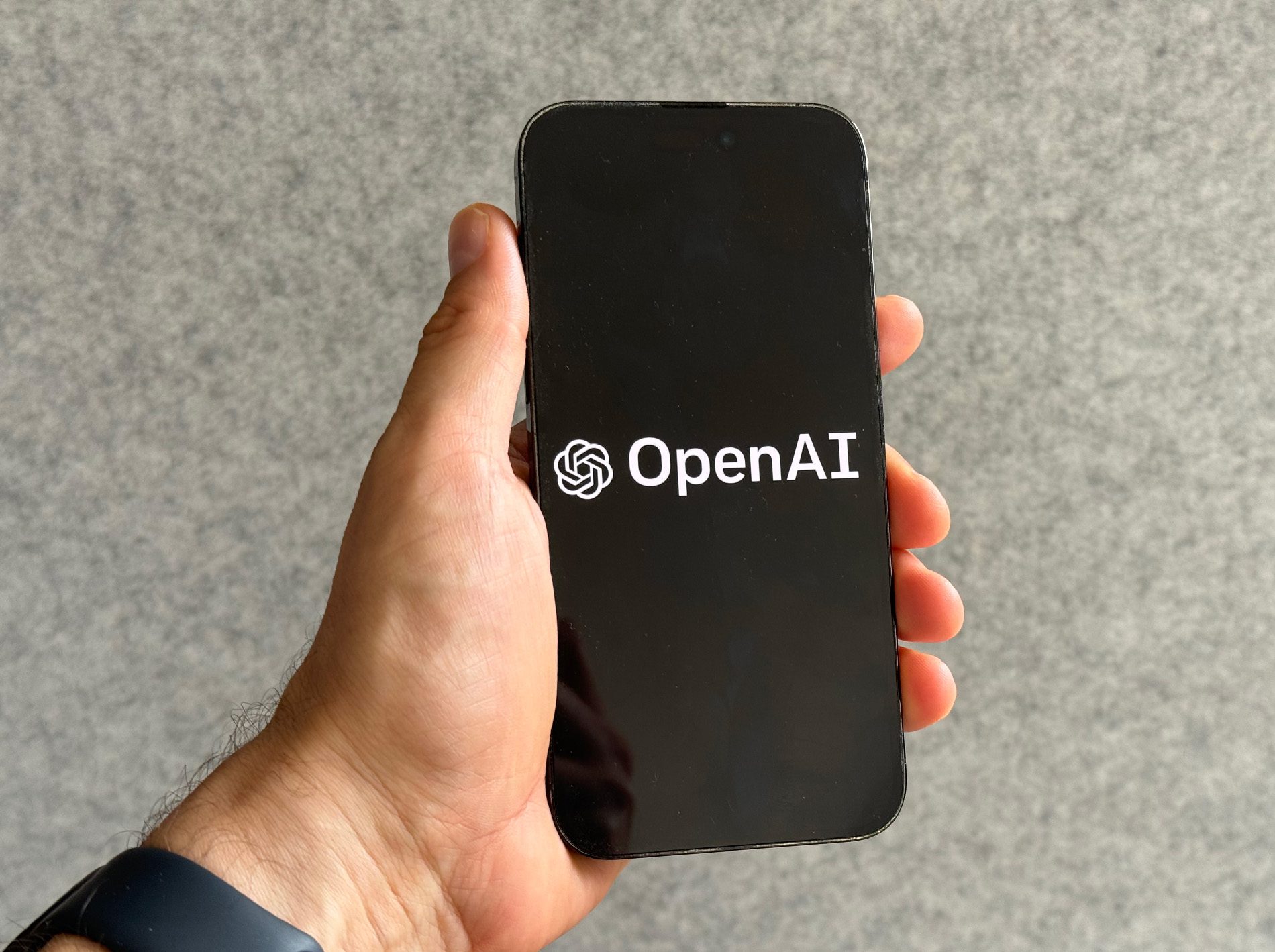 iPhone mit OpenAI Logo