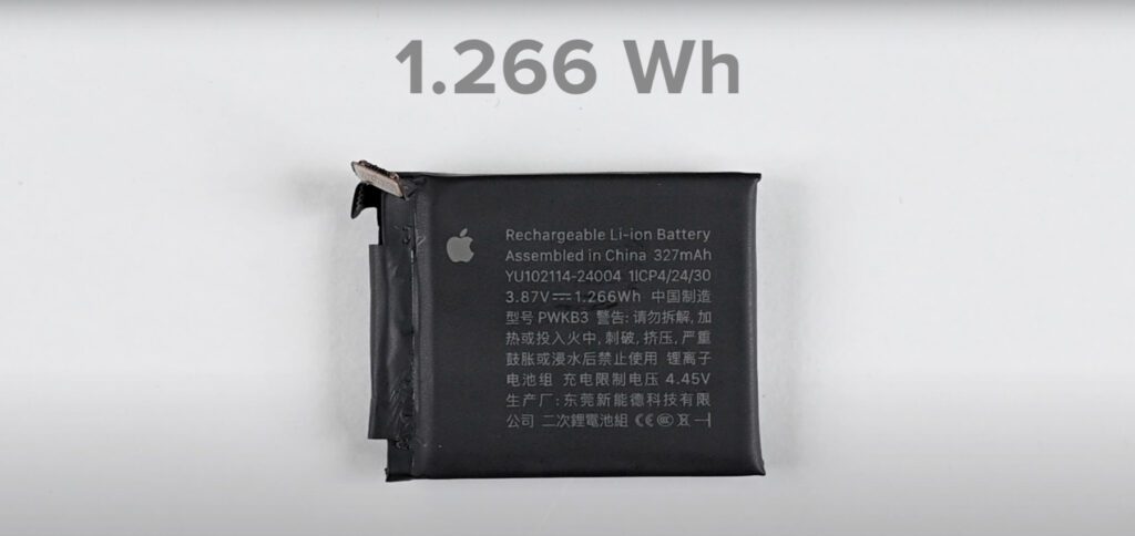 Der Akku der 46 mm Apple Watch Series 10. Er bietet 1,266 Wh bzw. 327 mAh. Bild: iFixit / YouTube