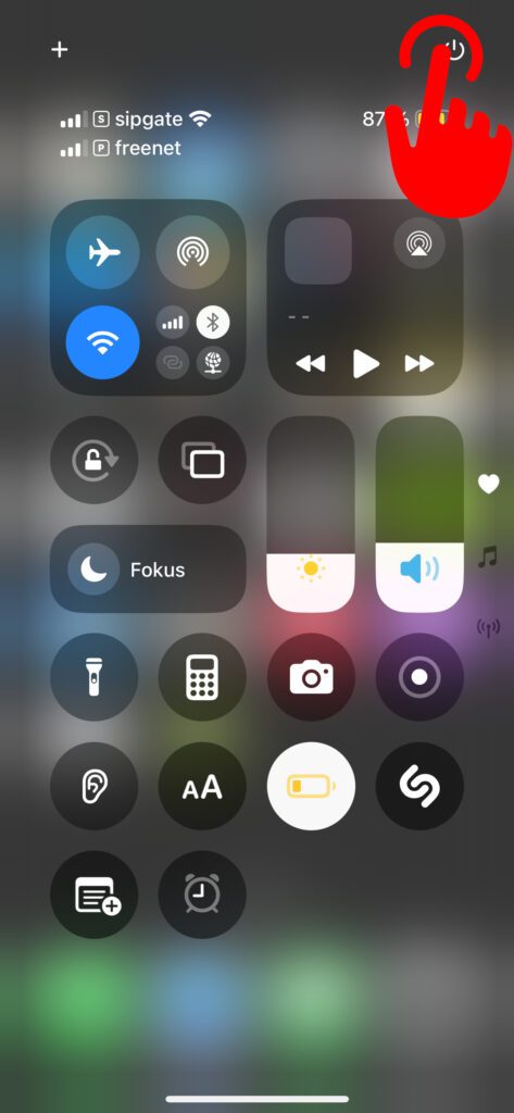 Das Kontrollzentrum unter iOS 18, mit Abschalt-Button oben rechts.