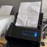 Dokumentenscanner mit eingelegtem Papier