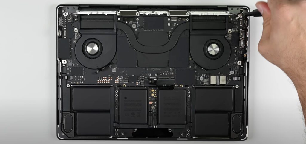 iFixit hat sich mal wieder der neuesten Apple-Hardware angenommen. Der MacBook Pro Teardown des M4-Modells aus 2024 zeigt, dass es genauso gut bzw. schlecht repariert werden kann wie das M3-Modell aus 2023.