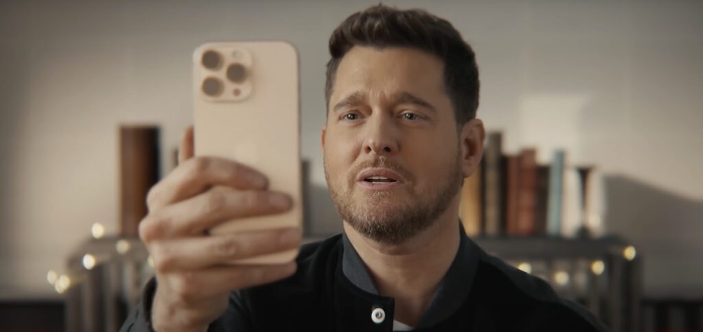 Michael Bublé nimmt mit der Sprachmemos App seinen Gesang in "Studioqualität" auf. Der gleichzeitig ablaufende Musik-Track wird für die Gesangsaufnahme herausgerechnet. Bildquelle: Apple / YouTube