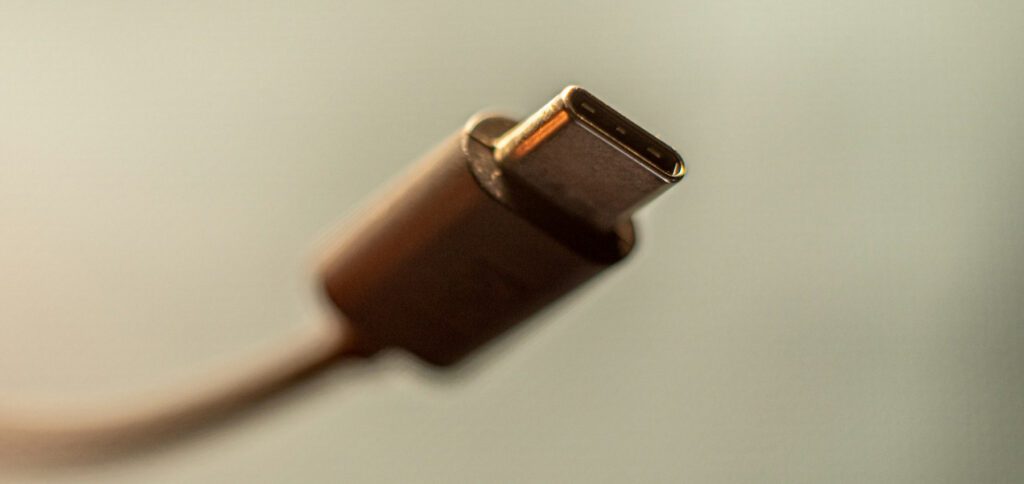 Die Verwendung eines USB-C Verlängerungskabels kann potenziell gefährlich sein. Warum man keine USB-C Verlängerungen (mehr) nutzen sollte, das erkläre ich in diesem Ratgeber.