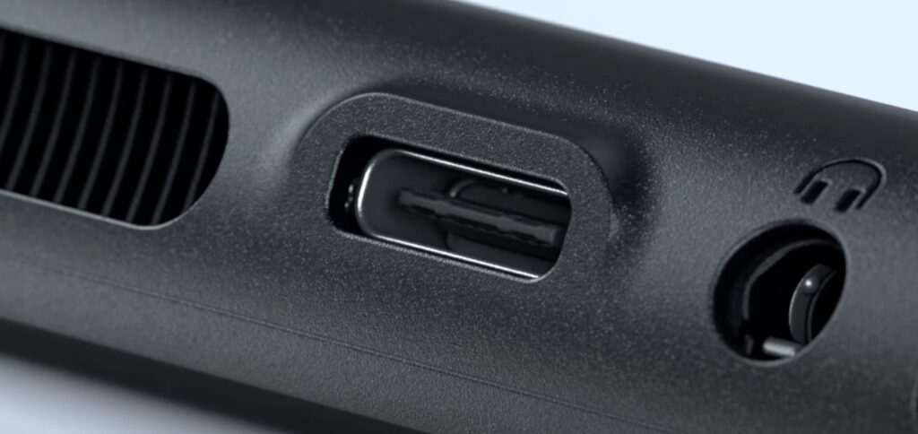 Auf der Oberseite der Konsole befindet sich zwischen Lüfter und Kopfhöreranschluss ein neuer Ladeanschluss. Ober er als USB-C-Anschluss für die Bildübertragung oder zum Anschluss von Zubehör genutzt werden kann, wird sich zeigen müssen.