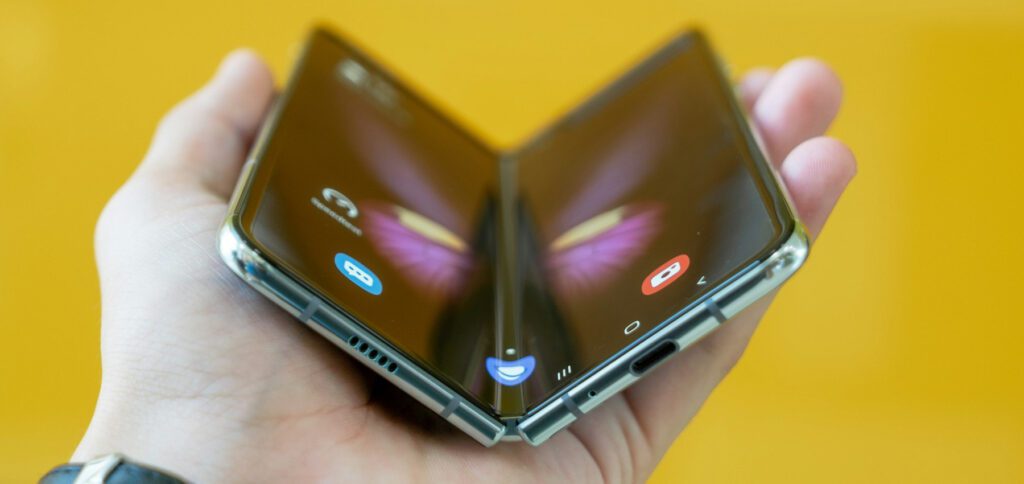 Ein Samsung Galaxy Fold als Symbolbild (Quelle: Unsplash)