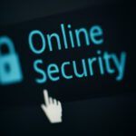 Bildschirm mit Schlosssymbol und der Schrift Online Security