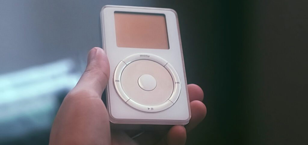 Wer die ersten iPod-Versionen von 2001 oder 2002 bzw. FireWire-Festplatten am Mac nutzt, trifft in macOS 26 Tahoe beta 1 auf das Fehlen von FireWire 400 und FireWire 800.