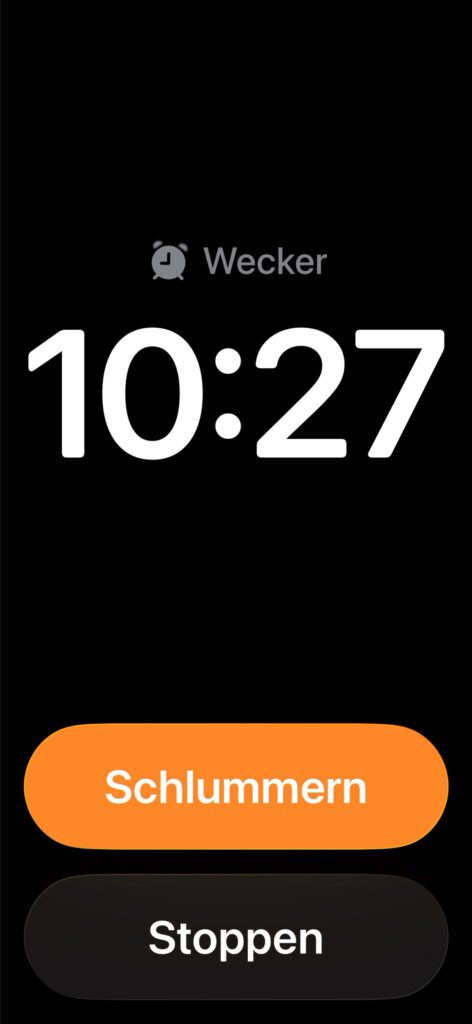 Weckruf-Design in iOS 26: Das iPhone-Display zeigt zwei gleich große Buttons, die beim wilden Tippen im Halbschlaf leicht verwechselt werden können.