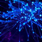 Glasfaserkabel mit blauem Licht