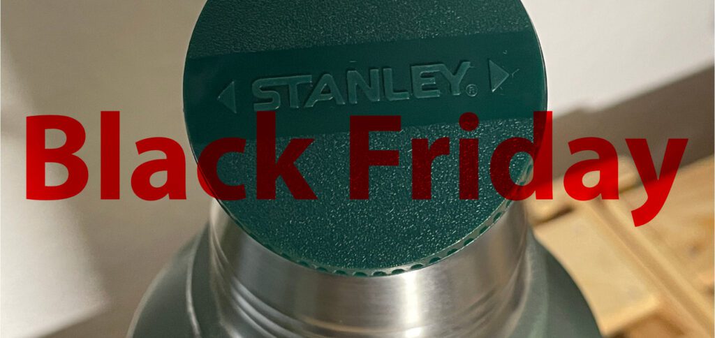 Im Rahmen des Black Friday 2025 gibt es die klassische STANLEY Thermosflasche bis zu 39% günstiger. Es können verschiedene Größen ausgewählt werden.