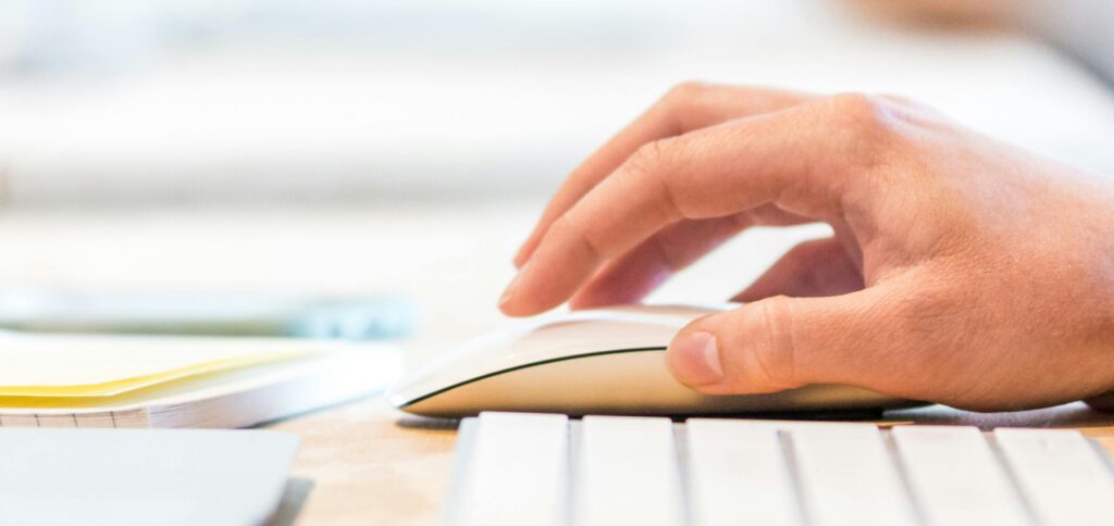 Wie macht man einen Rechtsklick am Apple Mac und MacBook? Hier gibt es die Standard- und Alternativ-Optionen für Maus, Trackpad und Tastatur.