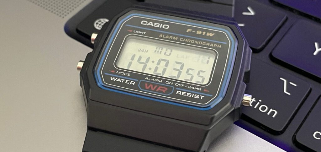 Ich hab meine Casio F-91W zwar noch nicht zur Smartwatch umgebaut – mit dem Ollee Watch Set wäre das aber möglich.